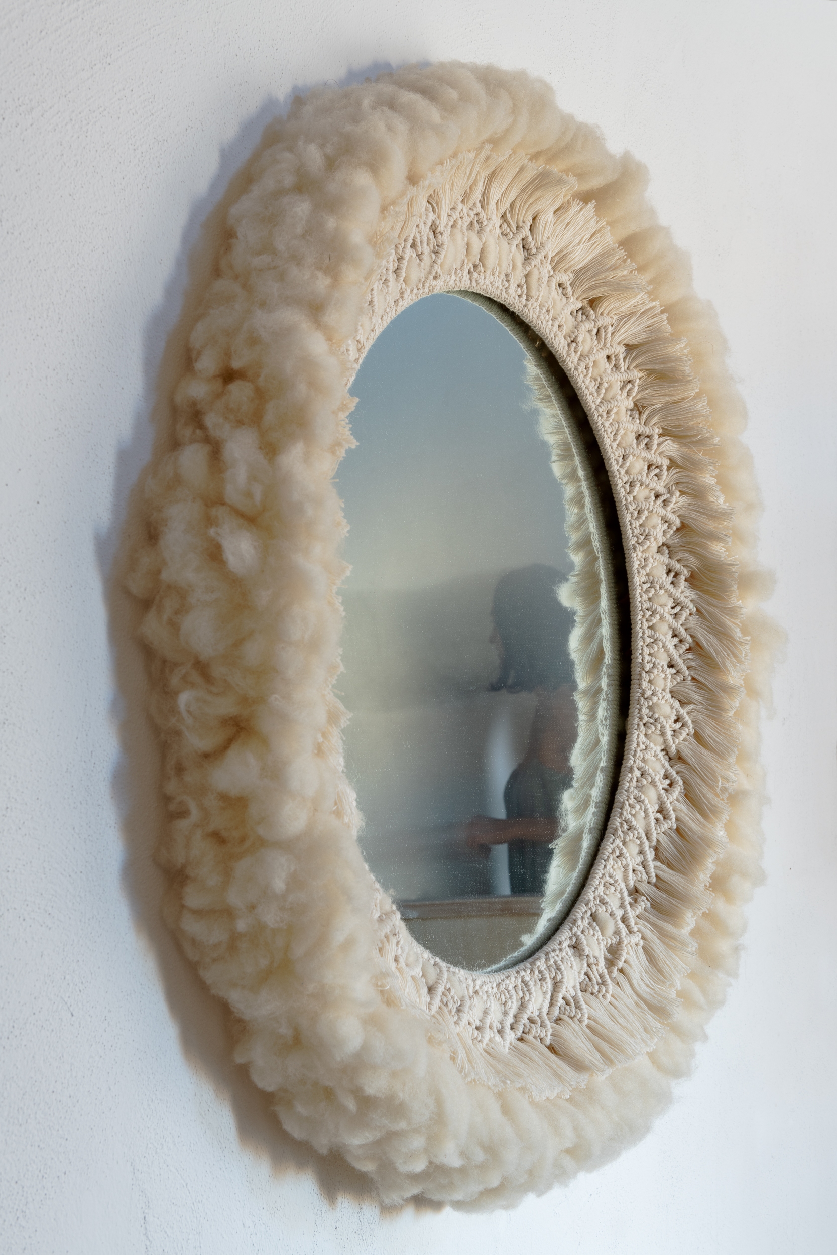 Vanity Furs. Specchio diam. 75 cm in corde di cotone e grossa lana merino.